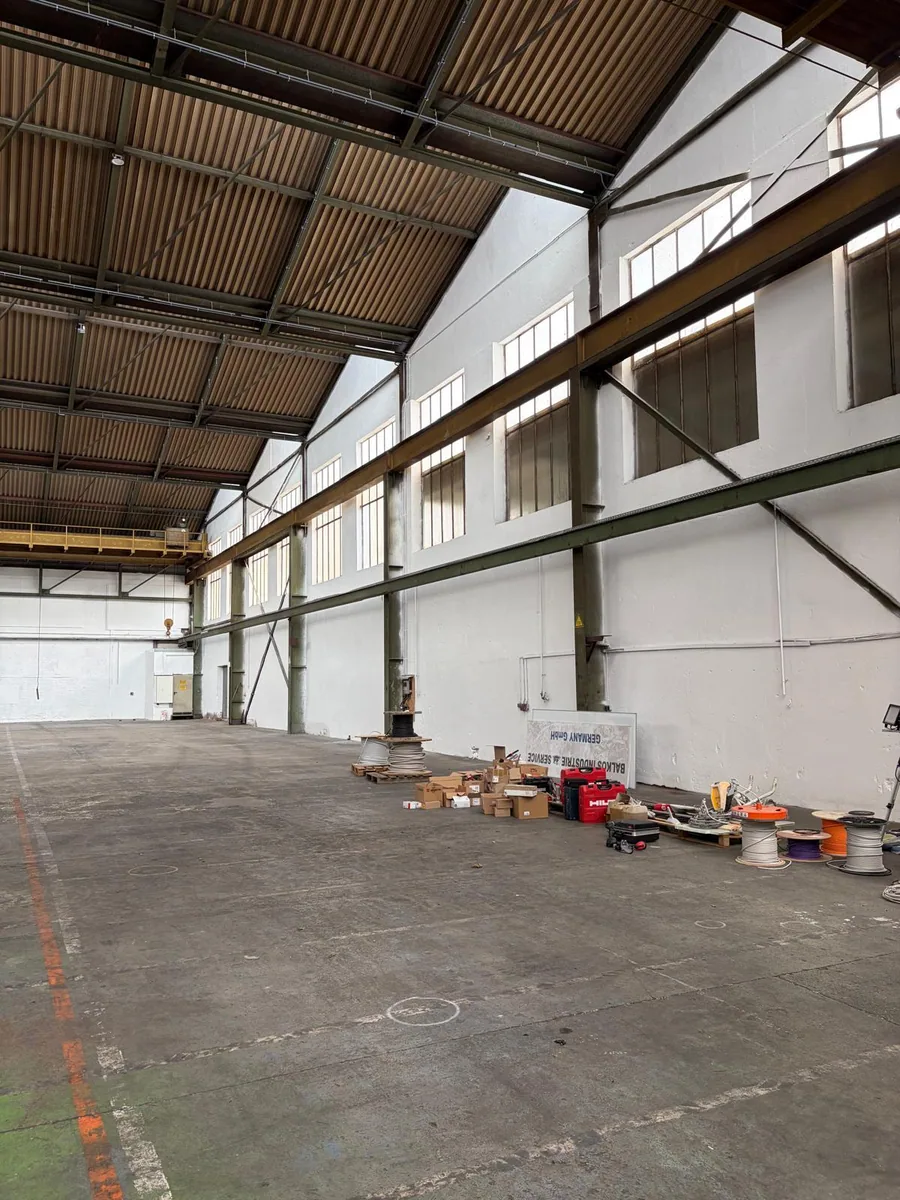 Längsansicht der Hallenfläche am Standort Neuötting